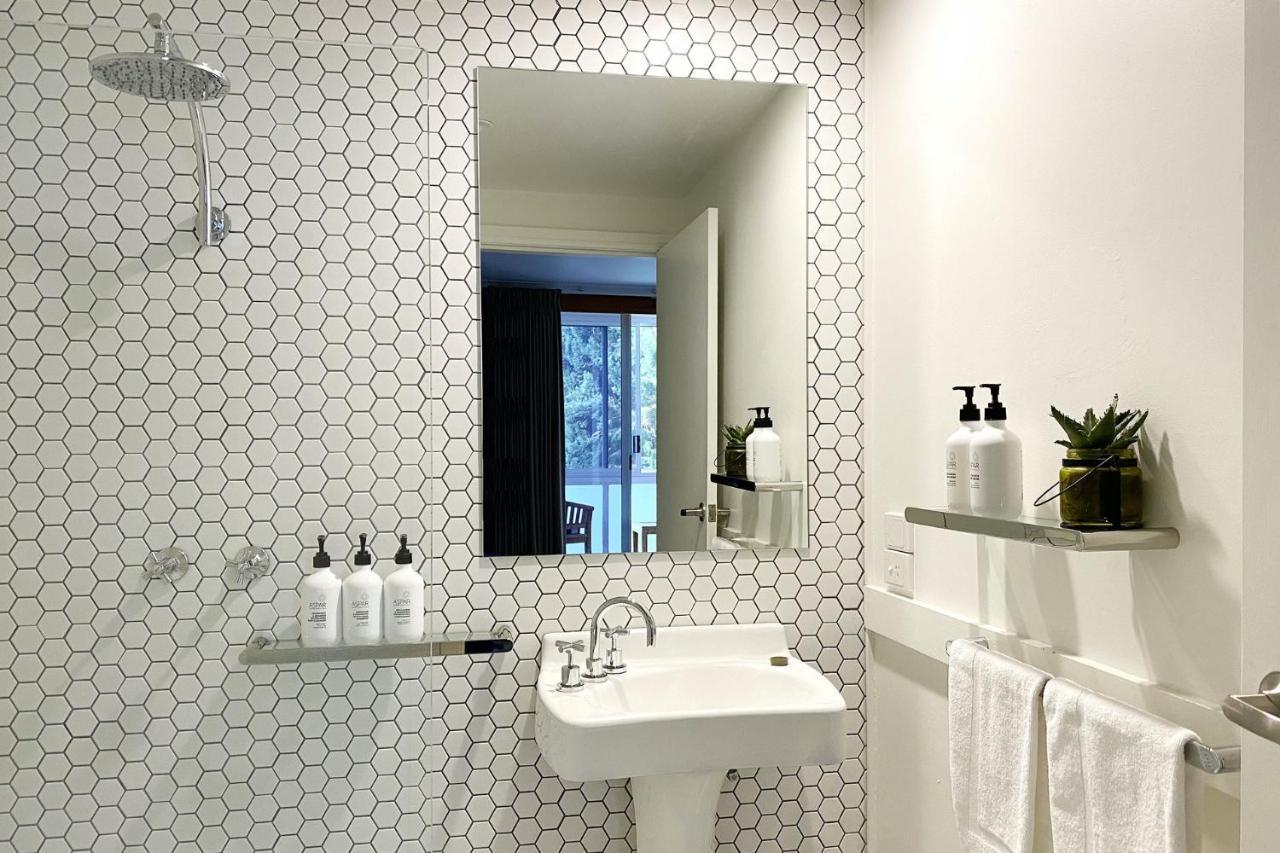 Bay Breeze Boutique Accommodation Батманс-Бэй Экстерьер фото